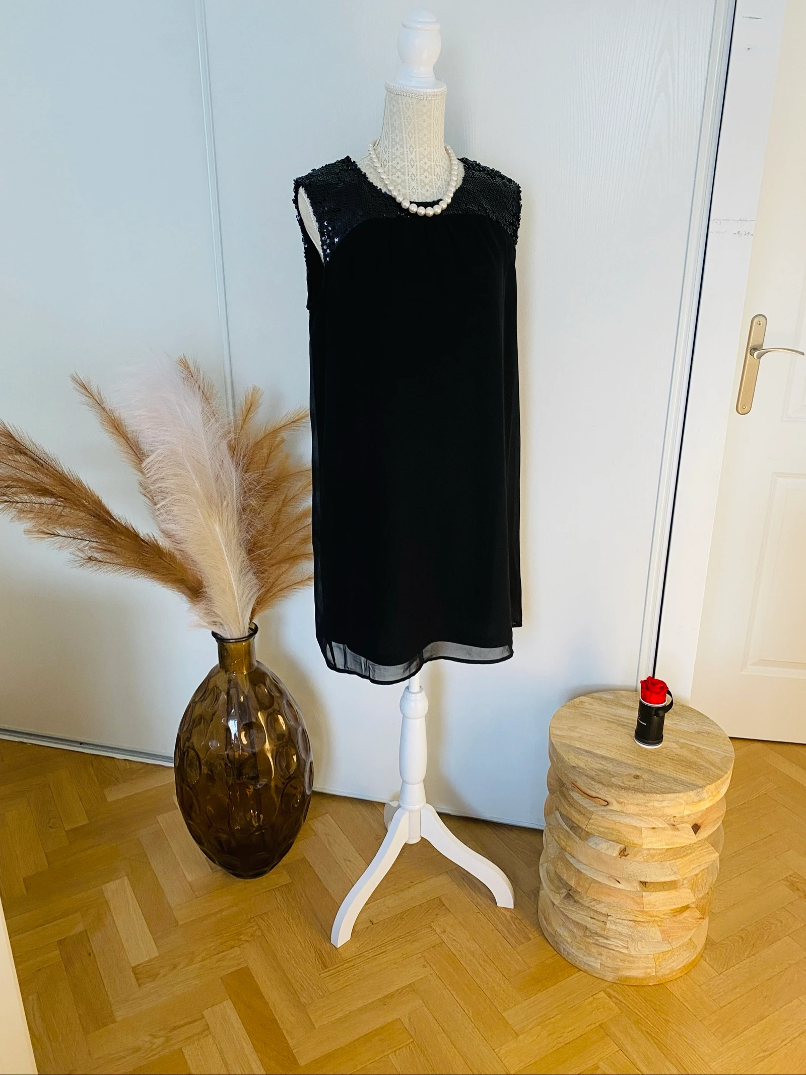 Robe noire de soirée d'été fluide à sequins – chic, élégante